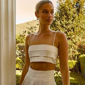 DISSH AISLE PEARL LINEN PLEATED CROP TOP IN CREAM